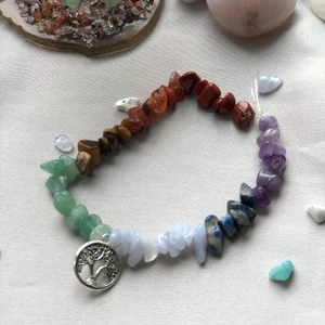 Tree of life chakra bracelet  - Saknas du balans i ditt liv? Känner du dig ofta stressad, uppe i varv eller har svårt att fokusera på en grej. Detta armbandet stimulerar och balanserar alla dina chakras. Blessed be🧘🏽‍♀️