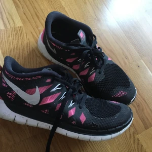 Nike free 5.0 skor - Skitbra träningsskor! Tyvärr för små men de är lätta på och sköna :) storlek 37,5. Blivit använda mycket men fortfarande bra kvalitet