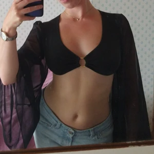 Vintage topp - Säljer den här coola toppen som från början är en magdansartopp💃. Köpt tidigt 00-tal och passar mig med 75B och storlek S/M. Om flera är intresserade blir det budgivning💕