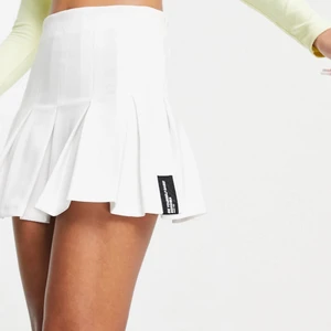 Vit tenniskjol från Bershka - Jättefin kjol från Berska som är helt oanvänd och med lappen kvar! Säljes pga fel storlek! 