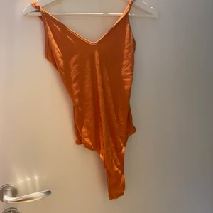 Body från BikBok i strl S - En orange body i storlek S från BikBok. Det perfekta plagget som passar till det mesta!