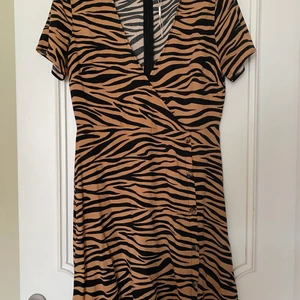 Klänning  - Stl s, finns knappdetaljer se bild klänningen är i fint skick.