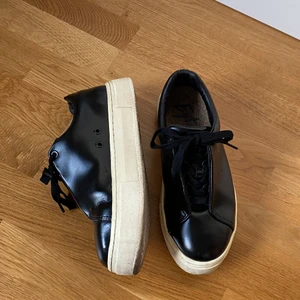 Eytys Doja sneakers EU 39 - De klassiska Doja skorna från Eytys! Sparsamt använda och i allmänt gott skick. Impregnerat dem ett flertal gånger så att de tål både regn och snö. Nypris 1800kr