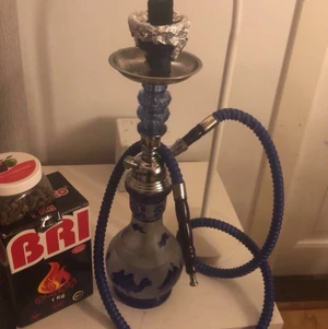 Vattenpipa  - Jätte fin Vattenpipa använd 7 gånger för bra pris! Kol och smak ingår.bara lite sönder men inget som gör att den funkar mindre 