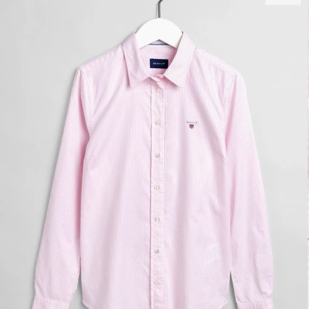 Vit & Rosa randig Gant skjorta i storlek S. Använd ett fåtal gånger och är i nyskick. 💕               Nypris: 999 kr . Skjortor.