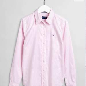 Vit & Rosa randig Gant skjorta i storlek S. Använd ett fåtal gånger och är i nyskick. 💕               Nypris: 999 kr 