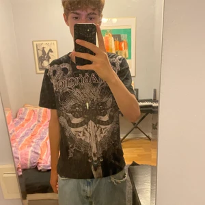 Cool tröja - Snygg tröja o bekväm, mycket coola detaljer, väldigt bra skick