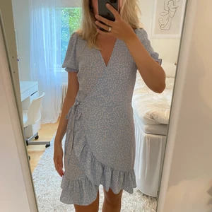 Blå söt Klänning från Nelly  - Säljer denna supersöta klänningen från Nelly i strl 40 då den är lite för stor och därför inte kommer till använding. Pris: 200 + frakt💙💙