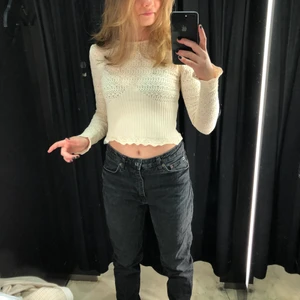 Zara, långärmad vit mönstrad tröja, st:M - Superfin tröja från Zara i storlek M. Har endast använt denna tröja typ 1 gång så den är i nyskick. Den har väldigt fint mönster och är i skönt material😁😁skriv till mig om ni är interesserade!!🤩 Frakt betalas av köparen, (45kr)🌸