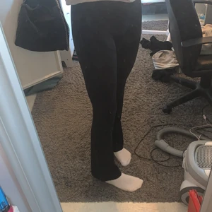 Ett par svarta byxor - Säljer mina svara utsvängda byxor för att dom inte kommer till användning. Är 169. Om du har frågor är det bara att ställa dom!☺️