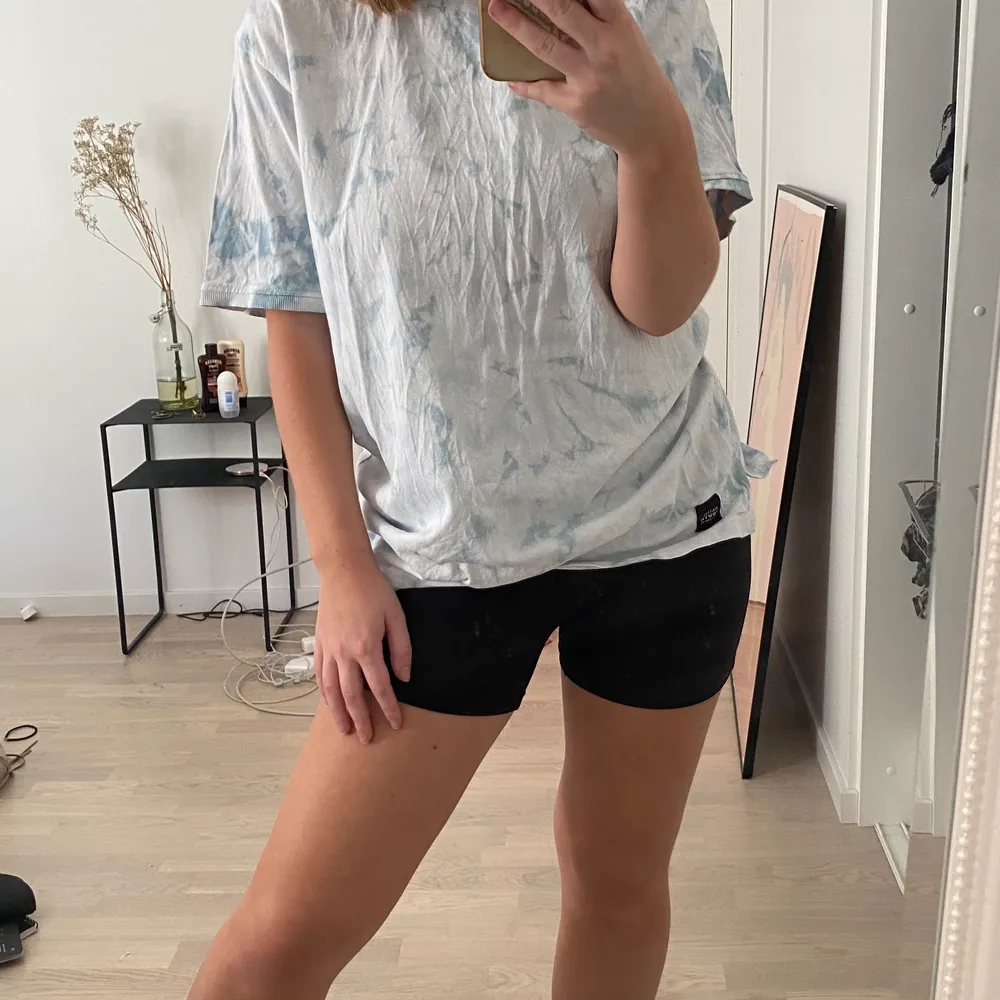 T-shirt från herravdelningen på ASOS! Jättecool och passar perfekt att dra på sig över bikinin eller till ett par coola jeans . T-paidat.