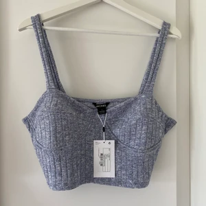 MONKI kort linne strl L - Helt nytt oanvänt blå/lila linne från Monki i strl L. Prislapp kvar. Säljes pga felköp.