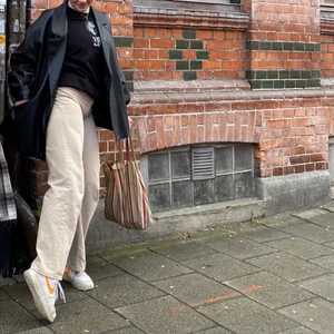 NAKD fake läderjacka - Fake läderjacka köpt på NAKD för 1 år sedan. Använd ett par gånger men märkt att jag inte använder den. Skulle gissa att den är M i storlek men passar alla mellan s-L beroende på hur du vill att den ska sitta. 