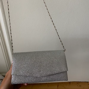 Glittrig väska - Skulle haft denna till balen förra året men det blev inställt så har aldrig använt den. Köpt på boohoo och har en avtagbar kedja 