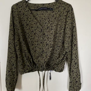 Blus från Lager 157 i stl XS/S - Säljer en militärgrön blus från Lager 157 med leopardmönster i storlek XS/S. Du kan knyta åt den i midjan med banden du ser på första bilden. Använd 1 gång, jättefint skick. Kontakta mig för mer info ❤️‍🔥