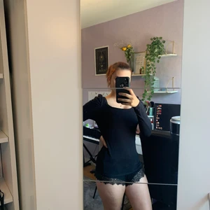 Svart långärmad med puffärmar - 🌸Svart långärmad tröja med puffiga ärmar. Varken storlek eller märke står i tröjan.💕Pris kan diskuteras och köparen står för frakten🥰