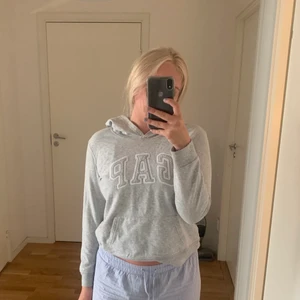 Gap hoodie  - Hoodie från gap. Storlek M men passar S också. 