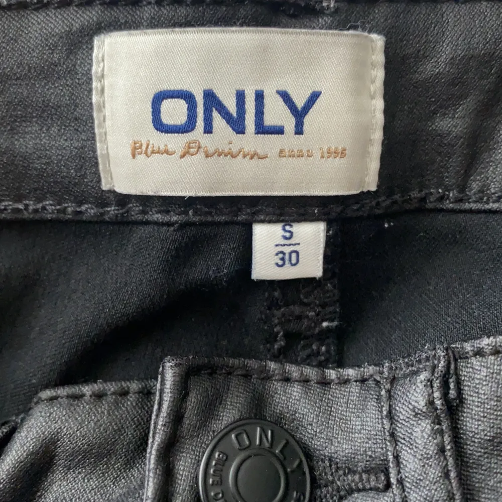 Svarta byxor i skinnimitation från Only i strl S. Bra skick, 80kr+frakt🤍. Jeans & Byxor.