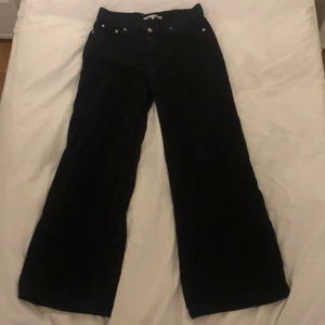 Svarta visa jeans från Junkyard - Snygga, svarta vida jeans från Junkyard. Säljer då de inte passar mig! Har du ett annat prisförslag eller fråga genrellt? Skicka ett PM✨✨