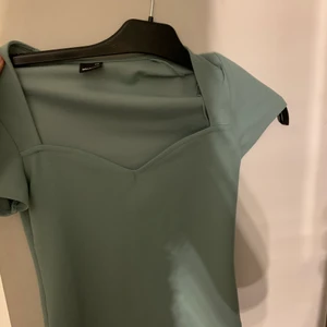 Jätte fin t-shirt  - Superfin, väldigt stor för sin storlek, superfin färg, använt knappt 5 gånger. (Skrivit 0kr som frakt men har ej kollat upp men gör inom snar framtid) KÖPARE STÅR FÖR FRAKT 