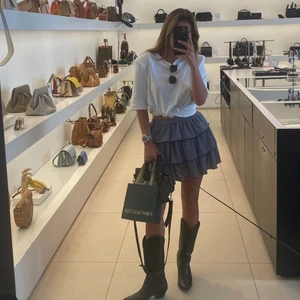 Zara kjol - Säljer min superfina kjol från zara! Slutsåld på hemsidan. Bra skick använd ca 3 gånger. Samma kjol som på bilderna men inte mina så kan skicka fler vid intresse!💕