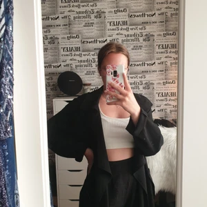 Trenchcoat  - Hejsan svejsan, säljer min svarta trenchcoat liknande jacka. Tunn så passar till vår/ sommar. Passar alla storlekar:) 