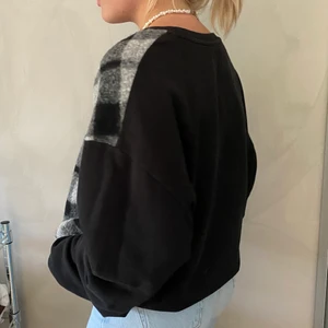 Sweatshirt - Cool sweatshirt! Kan mötas upp i Växjö annars står köparen för frakten!🥰