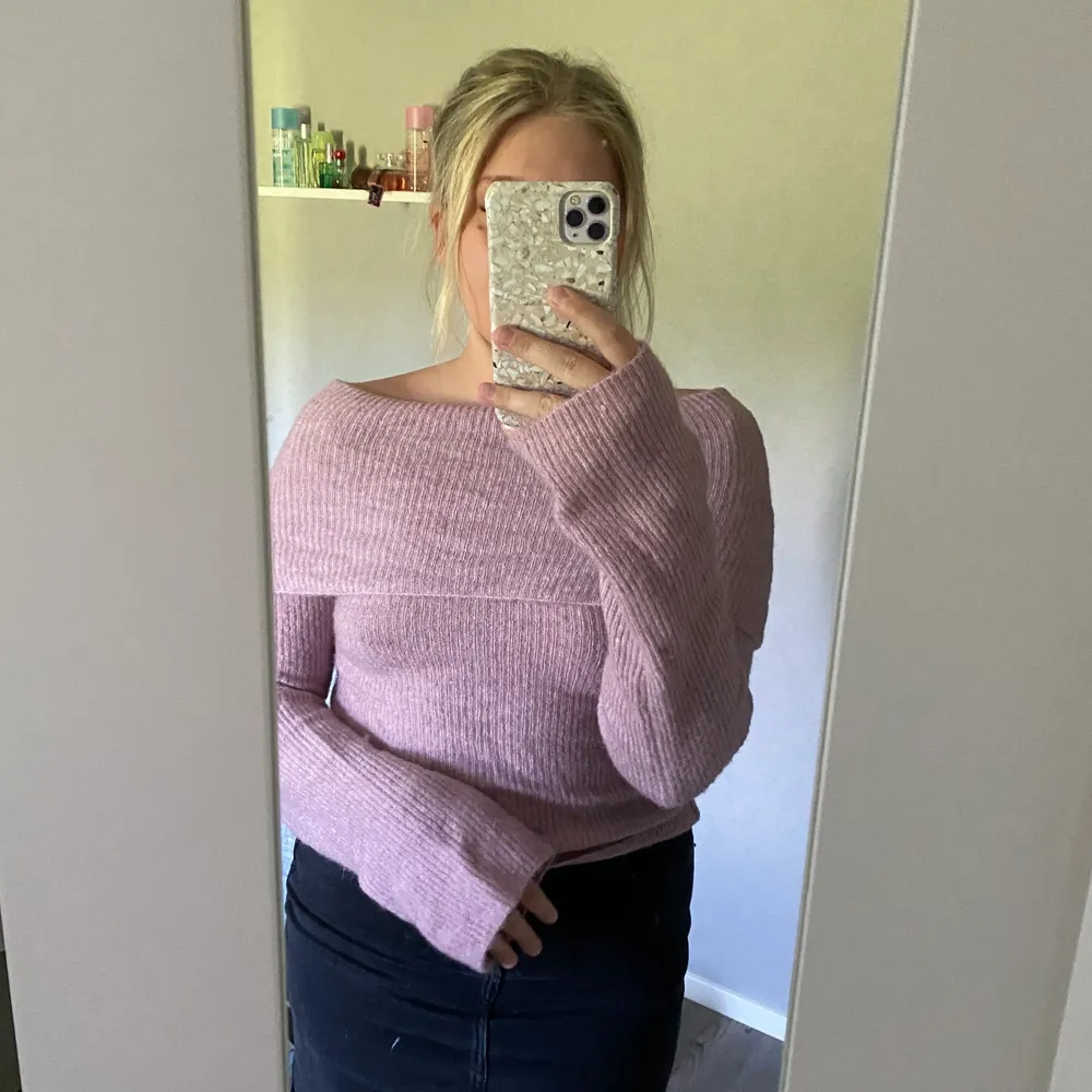 Jättefin offshoulder tröja i ”smuts”rosa färg från bikbok! Den är vidare vid händerna och man kan justera hur mycket offshoulder man vill ha🌸🌸🌸 använd få gånger💗. Stickat.