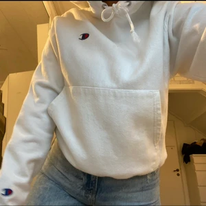 Champion hoodie  - Lägger upp igen pågrund av oseriös köpare! Snygg och mysig hoodie från champion i fint skick! Är i storlek small men sitter overzied!! 