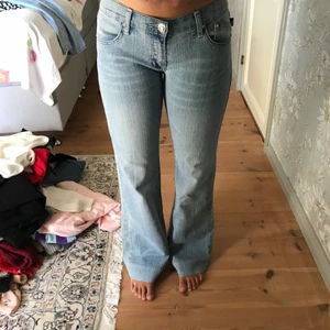 Victoria Beckham  - Säljer dessa otroligt snygga och populära Victoria Beckham jeansen!! Dem är väldigt lågmidjade. Priset går att diskutera 