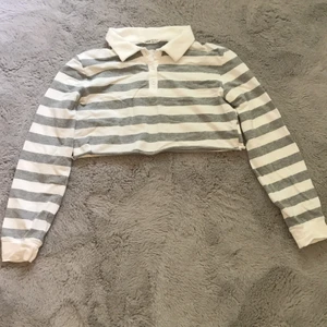 Randig skjorttröja - En väldigt croppad skjorttröja. Använt ett par gånger, men använder inte längre. Tröjan är i storlek 152 men ja skulle säga att den är 146