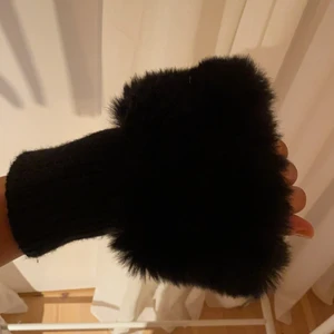 Vantar med päls - Intressekoll på Jättefina och balla vantar med päls! Perfekta till vintern samt höst! Frakt på 48kr tillkommer 💕☺️