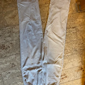 Beiga manchesterbyxor - Från Gina tricot storlek 36 går över fötterna på mig (165cm)🌞 frakt tillkommer på 66kr 