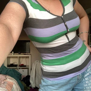 V-ringad t-shirt!! - Säljer denna v-ringade t-tröjan🙃✨ Köparen betalar frakten. Skriv om du undrar nått🌺❤️