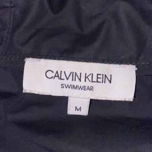 Calvin Klein regn jacka - Säljer nu min regn jacka då jag köpte en ny, den är passform M men funkar till dom som har L då den är stor i storleken. Inköpt förra året i begränsad upplaga för 1600 kr. Knappt använd, pris kan diskuteras. 