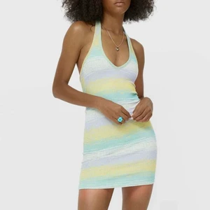 Klänning - Jätttevacker klänning som tyvärr var för liten för mig. Superfina färger! Säljer den här då returavgiften var mycket dyr. 