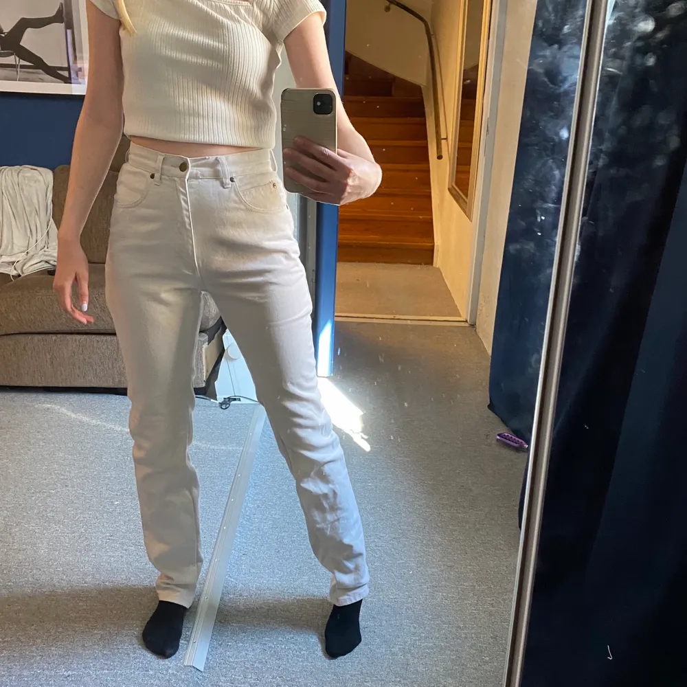 Vita jeans köpta på beyond retro, endast använda några gånger! Mom-jeans modell🌸 passar mig som är en storlek 34/36, 168cm lång. . Jeans & Byxor.