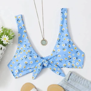 🦋Ljusblå blommig bikini från shein🦋 - Oanvänd bikini från shein💙 Överdelen är i L (passar M också) Underdelen är i S (passar XS också) Skriv privat för fler bilder!  ⚠️Bikinin är endast testat⚠️ Köparen står för frakten 