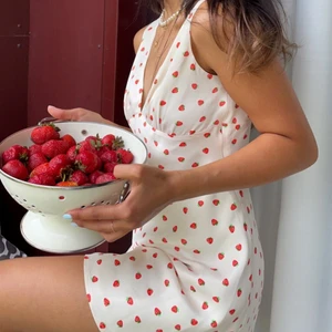 Jordgubbsklänning zara  - Säljer min fina jordgubbsklänning från zara! Endast använd 2 gånger. Storlek xs men skulle säga att den passar S också Andra bilden är lånad! Kan mötas i Sthlm annars står köparen för frakten 🍓🍓🍓