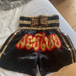 Säljer mina thaiboxning shorts då jag har slutat träna. De är köpta i Thailand och är i storlek xs - s samt unisex. 
