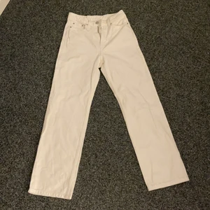 Weekday ”ROWE” jeans - Jag säljer mina fina vita byxor från weekday som tyvärr blivit för små i tvätten, jag skulle säga att de passar en xxs/xs nu! Nypris 500 men säljer för 250kr💓användt få gånger