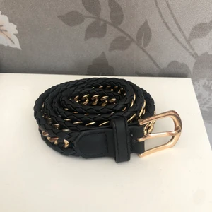 Flätad skärp - Ursnygg flätad skärp💕 Guld-brons kedja och svart veganskt läder