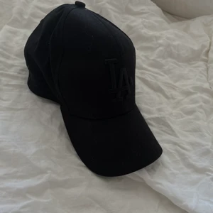 LA keps  - Säljer denna svarta fräscha LA keps. Det är köpt från hatstore🔥 Säljed pga har en ny⚡️