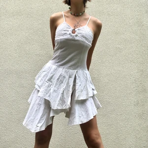 Vit sommarklänning - Älskar denna sommarklänning! Den är tyvärr alldeles för liten för mig. Frakt tillkommer, DMa om du har frågor 🥰🥰♥️ (den har en liten fläck där fram men den är knappt märkbar)