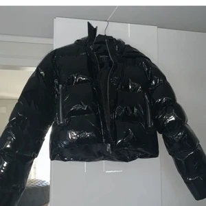 Lack jacka - Fin lack jacka i bra skick, köpt på boohoo för 900kr. Säljer den pågrund utav att den inte kommer till användning, den är använd cirka 5 gånger. Passar personer från xs till M. Köparen står för frakten💕