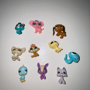 Lps - 10 st ”mini” Little Pet shops, 100kr för alla eller 15kr st🤍                Jag säljer just nu mina gamla ”Little Pet shop”, eftersom dessa figurerar inte går att få tag på i butik så har de fått ett stort värde på sig. Vissa e dyrare än andra då de är Rare, vilket innebär att de finns få av dessa å då höjer deras värde! Betalning sker via Swish och köparen står för frakten!🤍