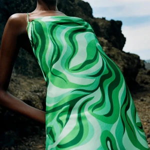 Klänning från Zara - Intressekoll på min otroligt fina klänning från Zara! I nyskick med prislappen kvar. 💚 I storlek M, men passar även S. Om fler är intresserade blir det budgivning.