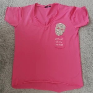 T-shirt - Köpte denna T-shirt för ett år sedan, och har använt den några gånger, men den blev för stor för mig. Så tänkte sälja den. 