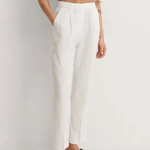 Linnebyxor från nakd vita - Helt nya och oanvända linnebyxor med lappar kvar, från nakd. Storlek 38 men passar även en 36