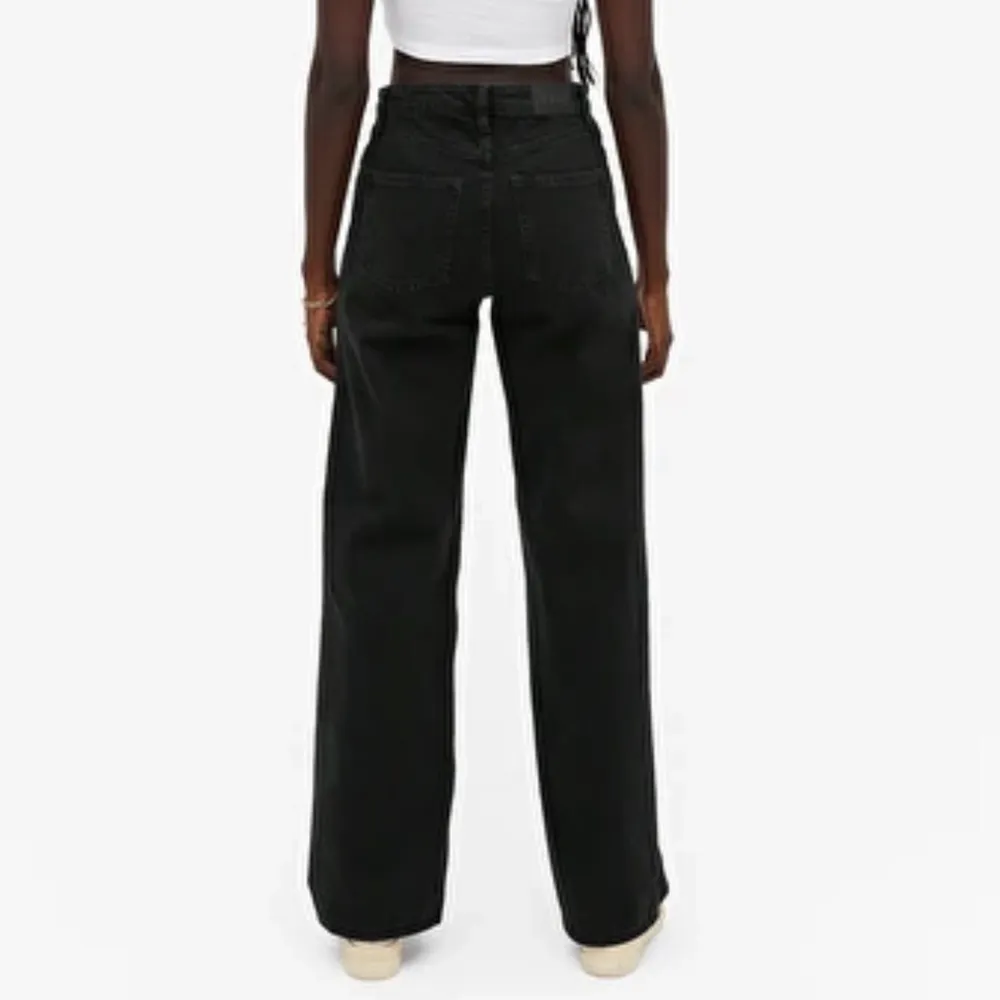 Skitsnygga svarta Yoko jeans från monki i ett bra skick. Skriv privat för fler funderingar/bilder. (Om ni vill se bättre hur jeansen ser ut in nu kolla Monkis hemsida) Köparen står alltid för frakten!! Nypris: 400kr. Jeans & Byxor.